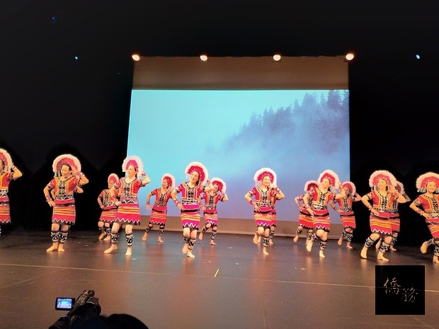 晚會節目內容豐富多元，團員表演臺灣山地舞。