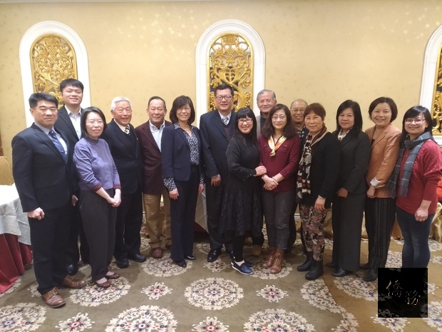 楊駕人一行在富麗宮餐廳與多倫多榮光會餐敘後合影(左六為駐多倫多辦事處徐詠梅處長)。