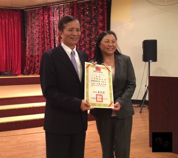 高建智頒發王瑞瑾證書。