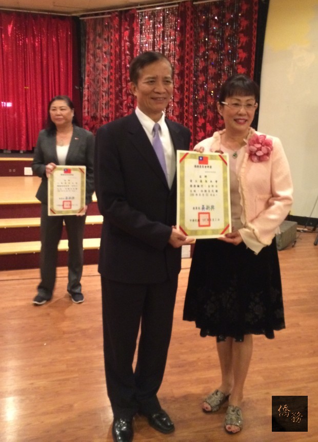 高建智頒發黃玉蓮聘書。