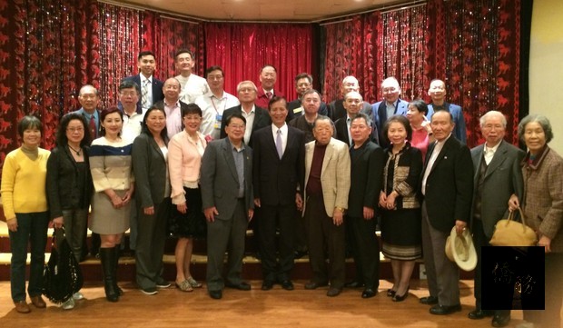 高建智與鳳凰城傳統僑社僑領合照。