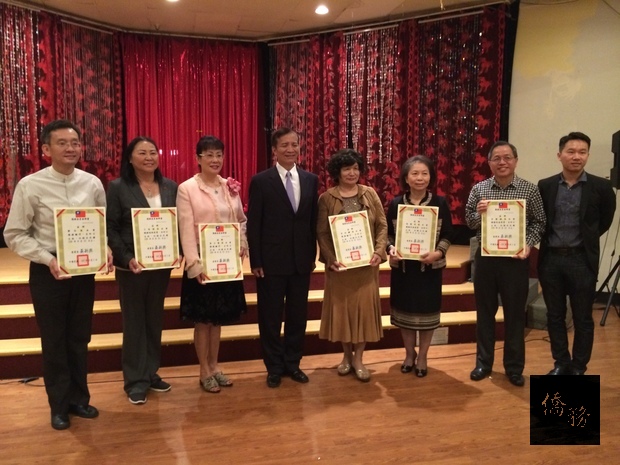 高建智與鳳凰城獲聘僑務榮譽人員合照。