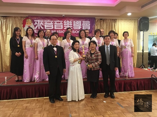來音音樂學會合唱團回臺參加總統盃僑胞混聲合唱比賽,榮獲第三名,徐儷文再次頒獎祝賀。前排由左至右:吳同良、王惠津、徐儷文、黃正杰。
