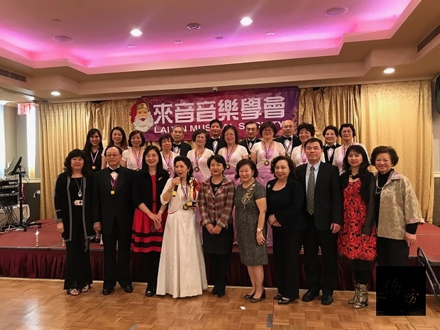 僑界人士出席來音音樂學會聖誕餐舞會,對合唱團佳績表示熱烈祝賀。