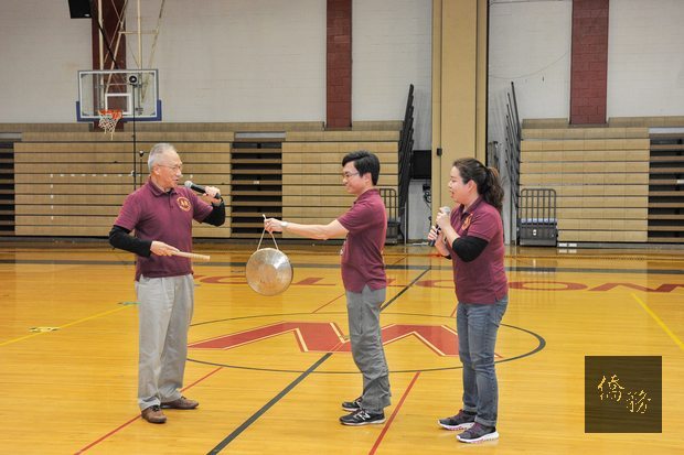 華府中文學校董事長邢長城(左)敲鑼宣告活動開始。右邊為校長李中慧。