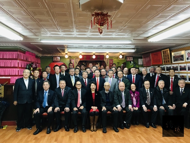 紐約洪門致公堂16日舉行2019年度職員就職典禮。徐儷文(前排左四)、伍煥鵬(前排左三)、李柱燊(前排左五)、李偉強(前排右五)、伍銳賢(前排左二)、鄧遐勳(前排左一)及陳倩雯(前排右四)等多位來賓應邀出席。