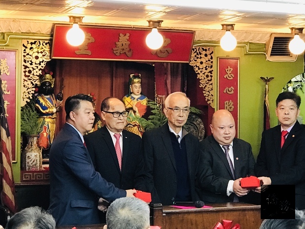 伍煥強(左一)、譚錦超(右一)從伍煥鵬(左二)、李柱燊(中)及李偉強(右二)手中接過印信,正式宣誓就職。