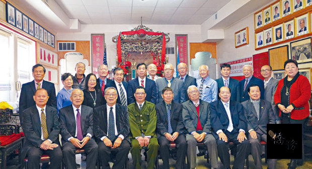 新主席國棟(前左4),英挺(前左5)與元老、理事及職員合照。(世界日報提供)