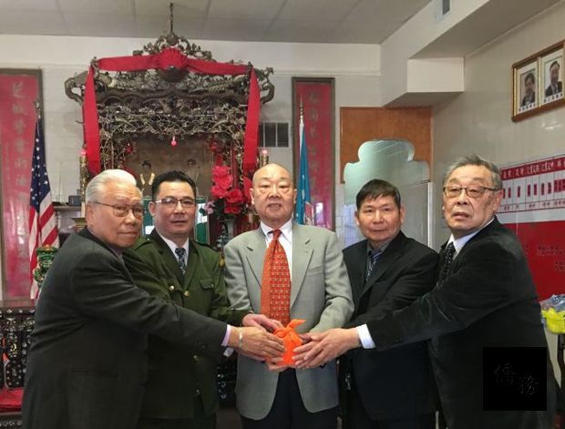 元老新立(左)悅文(右)監交:卸任會長浩泉(中)將印信交予新主席國棟(左2)和英挺(右2)。(世界日報提供)