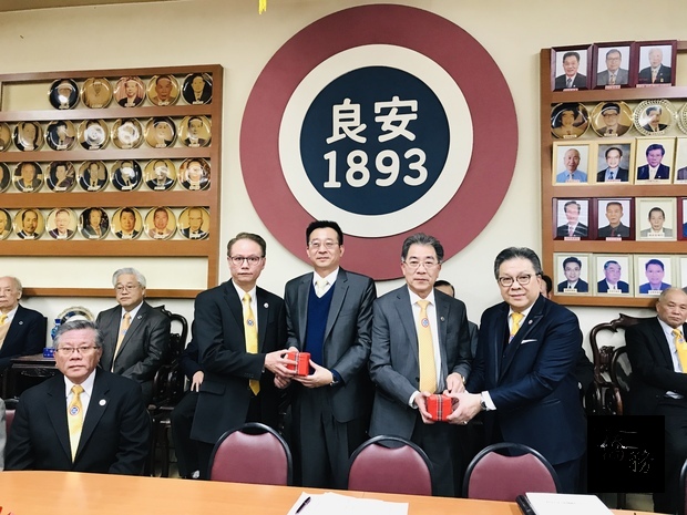 陳逸民(右一)及梁沛霖(左一)自張俊裕(左二)及鄧遐勳(右二)手中接過印信,正式宣誓就職。