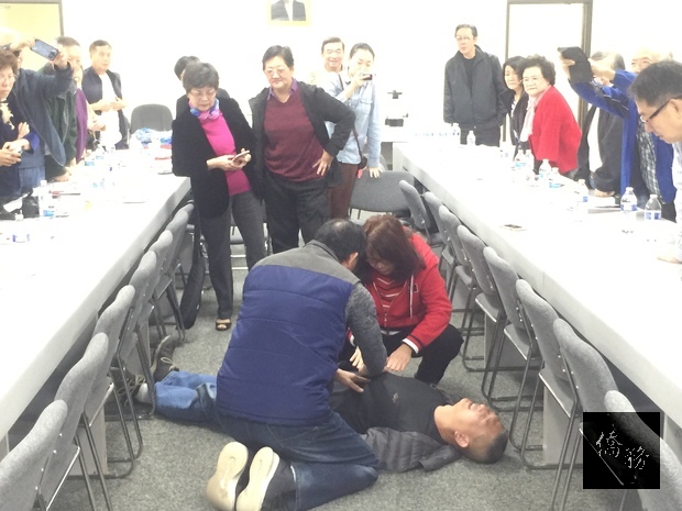 曹友培教授現場示範CPR的操作模式，並分享他個人以CPR救人的經驗，與會僑胞紛紛提問以及現場實作，反應熱烈