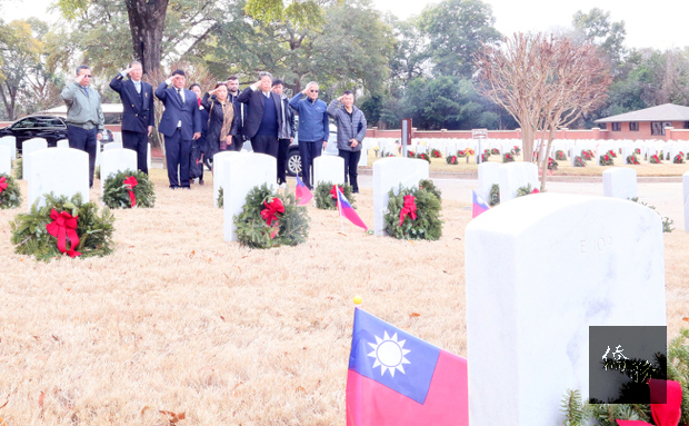 殞落異鄉76載的5位中華民國空軍亡魂，終於首度有華人前往祭拜，並在他們的墓前插上國旗、獻上鮮花。