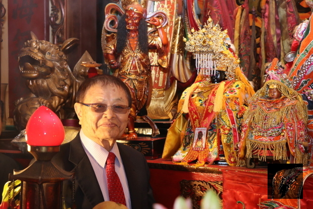 來自台灣高雄的侯武明護送一尊媽祖神像安奉天后廟，並慨捐3萬美元供天后廟擴建，感動了本地的所有信眾。