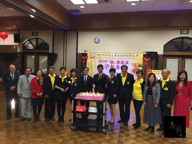 朱文祥及翁桂堂與校友共同慶祝1月份生日之壽星