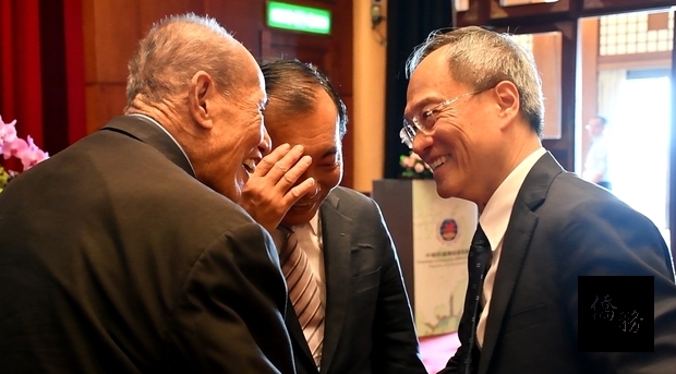 僑務委員會委員長吳新興(右)於2018年僑務委員會議上向泛美中華聯誼會秘書長黃金泉(左)握手致意。