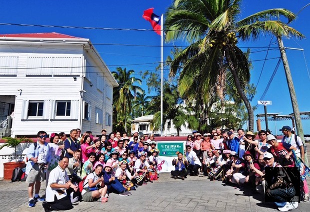 休士頓台聲合唱團團員開心在我國駐貝里斯大使館前#1 TAIWAN 街口合影。