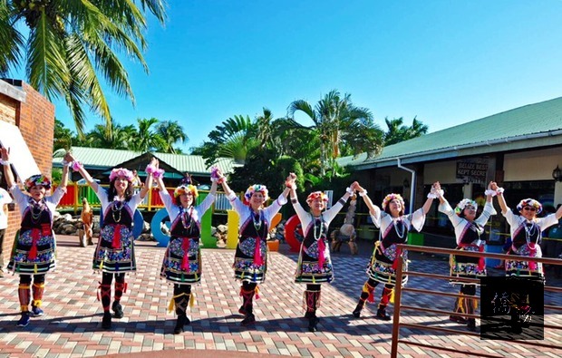 休士頓台聲合唱團團員在Belize 碼頭快閃演出台灣原住民迎賓舞和台灣歌曲與客家歌