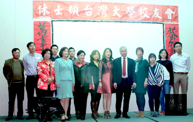 鄧曉林（右六）和副會長吳而立（右五）以及新的理事團隊合影。（世界日報提供）