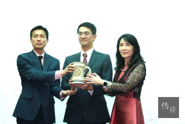 新舊會長交接，前任會長謝元傑（左）陳家彥（中）與新任會長鄧曉林。（世界日報提供）