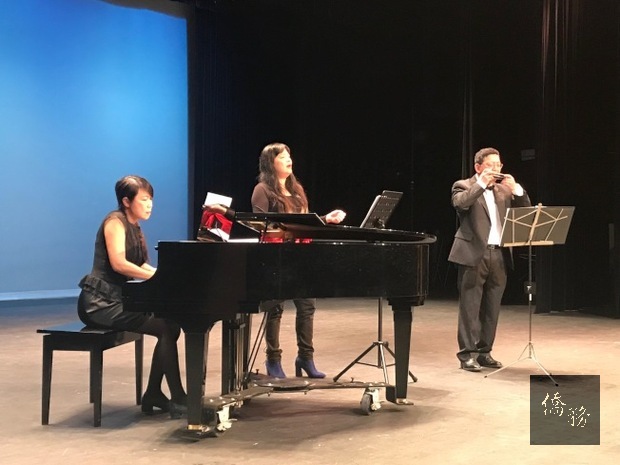 黃美玲(中)演唱「河邊春夢」，陳妍君和陳智興以鋼琴和口琴伴奏。