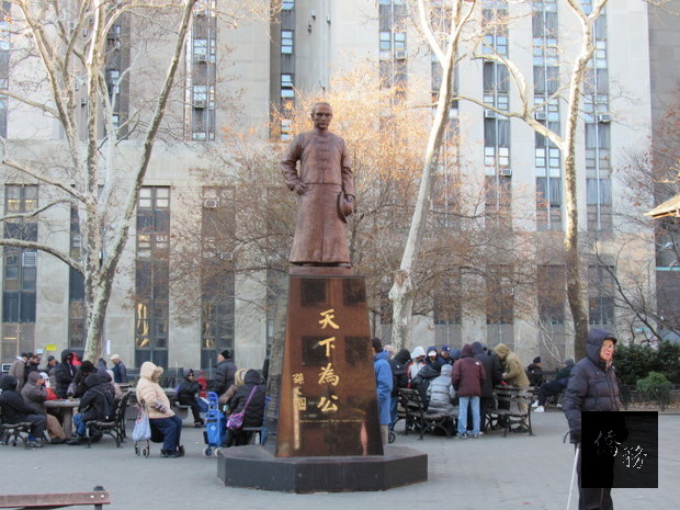 孫中山銅像為台灣藝術家盧春雄設計。
