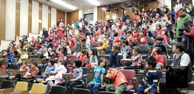 小劇場擠滿學生家長，進行看戲劇和唱遊活動。
