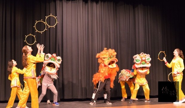 Carlisle鎮公校八年級中文班學生表演舞獅。