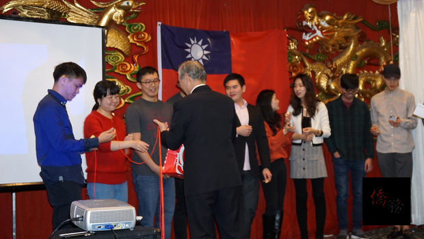 幸運觀眾自選一根繫著紅包或機票的紅絲帶﹐由駐美代表高碩泰大使為大家揭曉抽獎結果。
