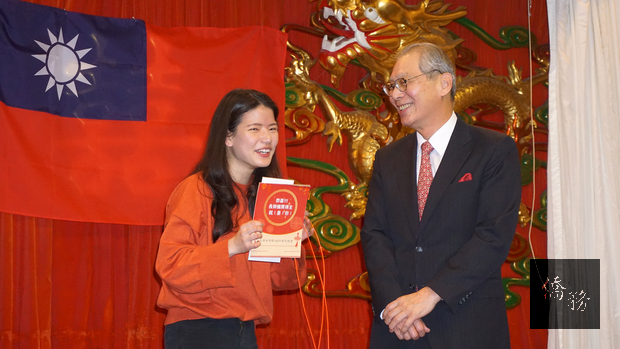 駐美代表高碩泰大使祝賀抽得華航機票的同學。