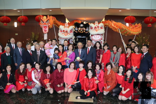恆豐銀行董事長吳文龍(右九）在瑞獅登高採下好菜頭後，一手接下博得頭彩，象徵來年有「好彩頭」，獲得所有來賓熱情鼓掌歡迎，並與全體員工在祥龍瑞獅的陪隨下在迎客大廳合影。