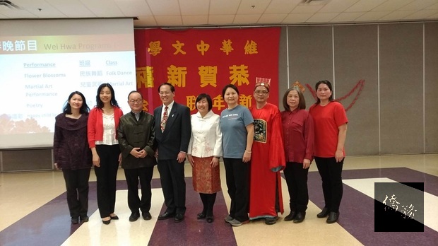 謝文玲(中)、王怡如（左一）及文一龍（左三）合影。