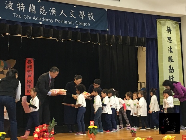 陳敏永分贈小朋友僑務委員會提供之豬年燈籠。