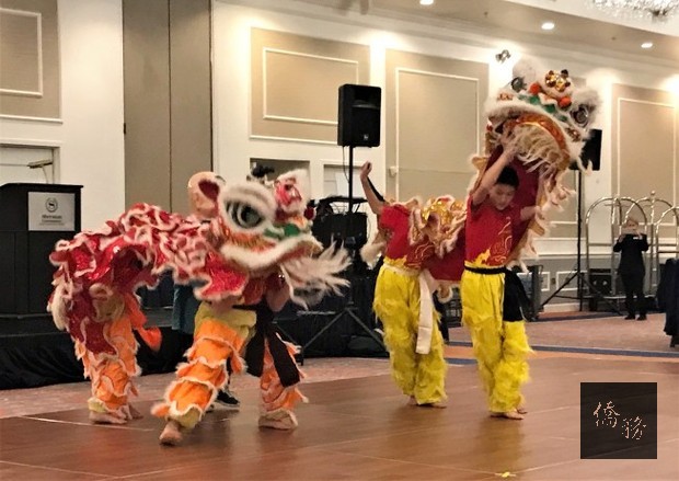 華心藝術學校武術班的同學演出舞獅，為文協年會活動熱烈開場。