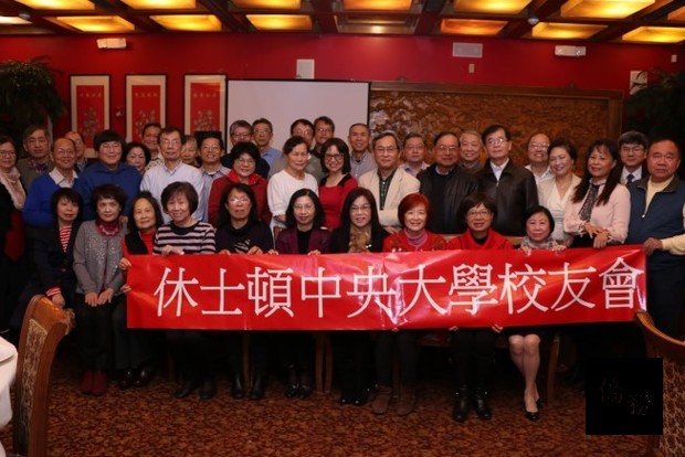 黃春蘭(前排右四)介紹新任陳奕芳(前排右五)給大家認識,並請來施惠德(後排右二)為大家舉行健康講座。