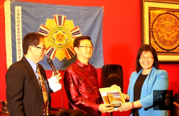 高華鵬（中）捐贈書籍給文教中心，並與楊容清(右)和董元慶合影。