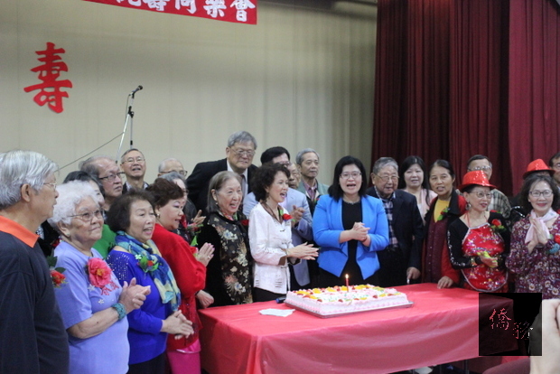 休士頓中華老人服務協會16日舉辦第一季度會員慶生會，邀請眾多嘉賓和壽星慶生、切蛋糕。