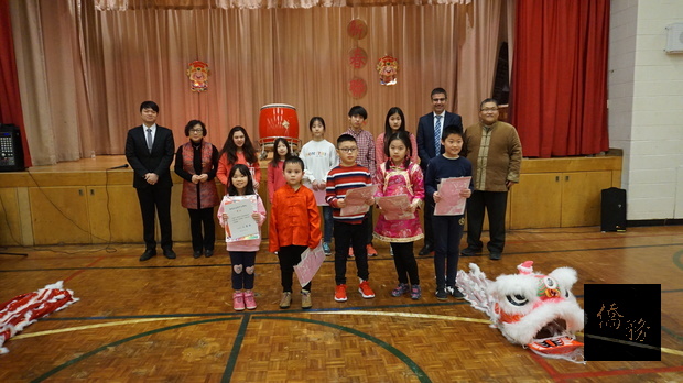 董至中第二排左一)於Terry Fox中文學校聯歡會中與Norbert Costa (第二排右二)、黃婉貞(第二排左二)、王元培(第二排右一)與比賽優勝小朋友合照。