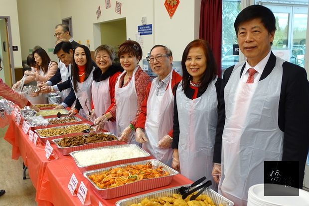 駐處同仁及僑務委員為僑胞打菜服務。