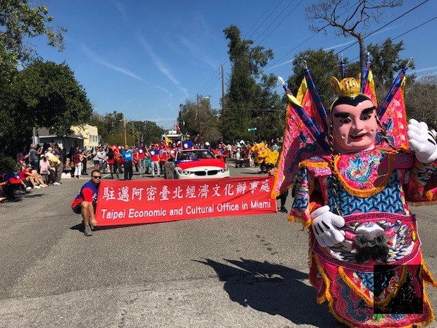 駐邁阿密辦事處加入遊行隊伍，中華民國國旗飄揚在奧蘭多街頭。