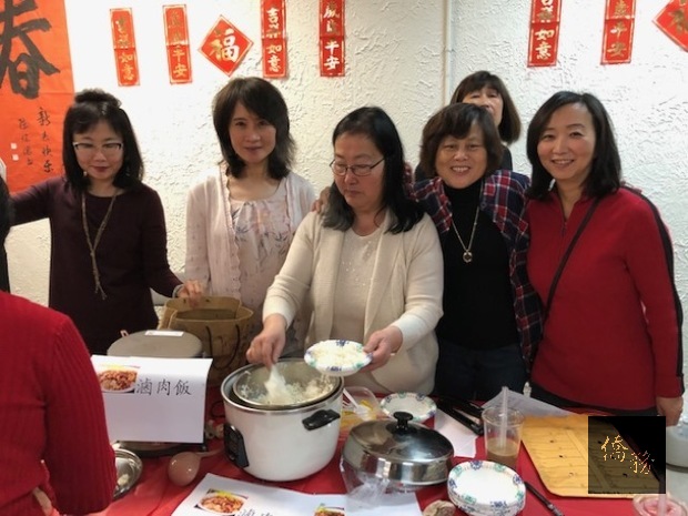 中華婦女會會長吳士雯(右二)和理事在美華協會元宵節慶祝會上擺攤買台灣小吃。