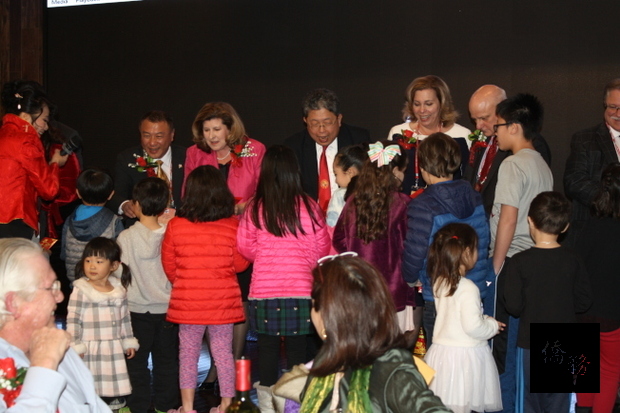 來賓們致贈孩童們紅包。後排左起為林怡正、Karen Handel、劉經巖、州長代表Martha Zoller。