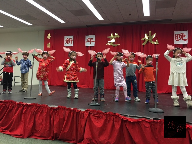 芝北中文學校學生表演新年歌曲。