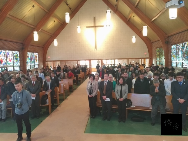 「228和平紀念會」與會人士進行默禱。