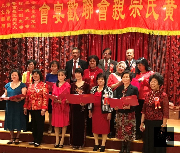 斐匿黃氏宗親會合唱先祖遺訓。