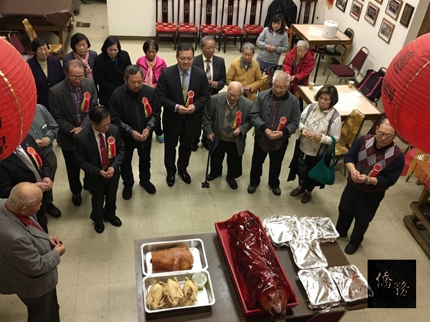 砵崙遡源堂鄉親拜神迎春，表達祈求新年平安順遂的虔誠心意。