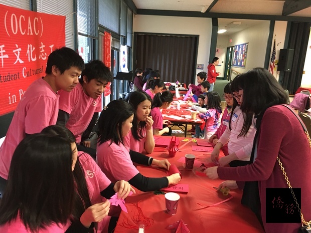 波特蘭FASCA學員在會場擺設各項應景手工藝教學攤位,深獲鄉親喜愛。