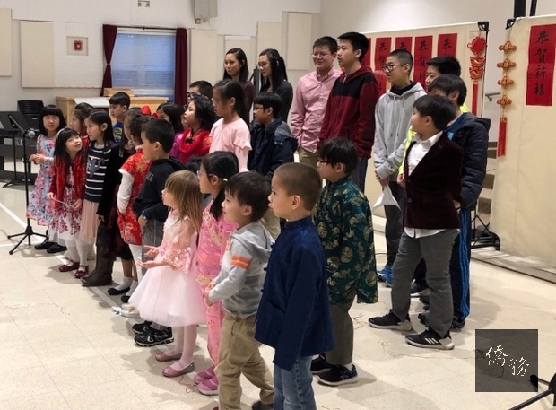 全校學生並一同演唱「茉莉花」和「蝸牛與黃鸝鳥」。