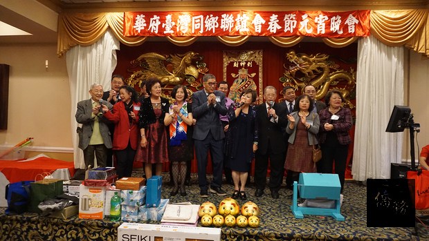 理事顧問合唱賀年歌曲。