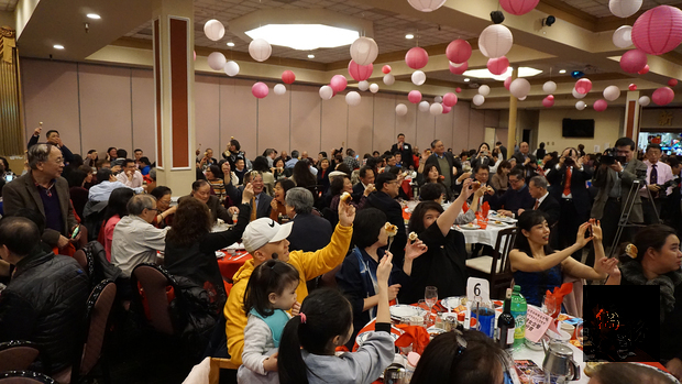 臺聯會年會現場熱鬧滾滾,頭道菜就是每人一個包子。