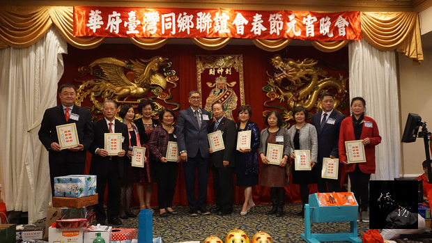 莫屏生頒發感謝狀給有功人士。